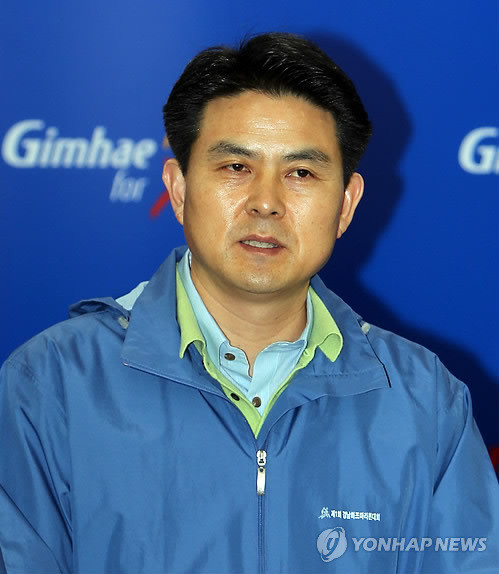 ▲ 김태호 전 경남지사가 15일 경남 김해시청 프레스센터에서 김해을 국회의원 보궐선거 출마를 공식 선언하고 있다. ⓒ연합뉴스