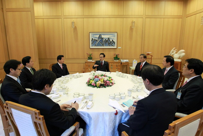 ▲ 이명박 대통령(가운데)이 17일 한나라당 안상수대표(가운데 왼쪽)와 월례회동을 갖기전 참석자들과 환담을 나누고 있다ⓒ청와대 제공