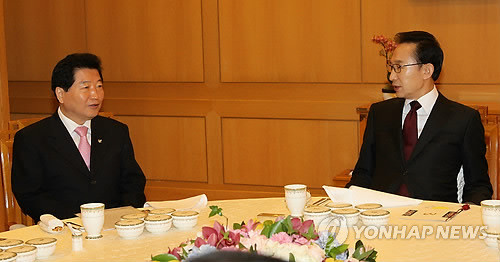 ▲ 이명박 대통령이 17일 청와대에서 안상수 한나라당 대표와 정국 현안과 관련해 대화를 나누고 있다. ⓒ연합뉴스