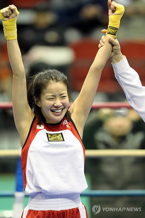 ▲ 17일 안동실내체육관에서 열린 제7회 전국여자신인아마튜어복싱선수권대회 48kg급에서 우승한 배우복서 이시영이 울음을 터트리며 환호하고 있다.ⓒ연합뉴스