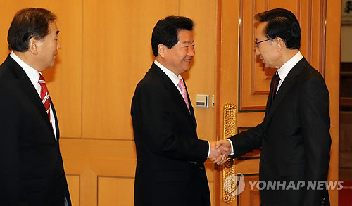 ▲ 이명박 대통령이 17일 오전 청와대에서 안상수 한나라당 대표와 인사하고 있다. ⓒ연합뉴스