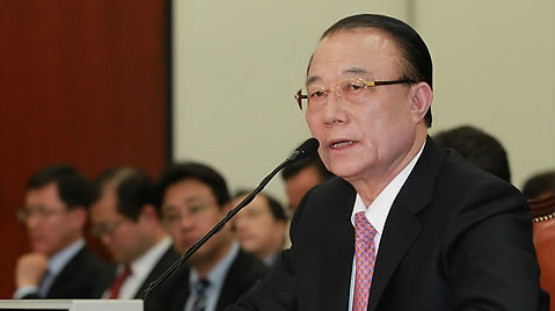 ▲ 최시중 방송통신위원장 후보자가 17일 국회 문화체육관광방송통신위원회에서 열린 방통위원장 인사청문회에서 의원들의 질문에 답하고 있다. ⓒ 연합뉴스