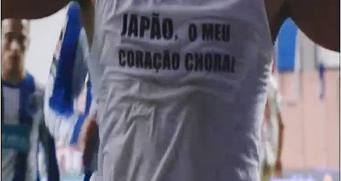 ▲ 브라질 출신 축구 선수가 지진으로 고통받는 일본일들을 위로하는 세레모니를 펼쳐 화제다.ⓒ해당 영상 캡처