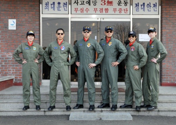 ▲ 공군 조종복을 착용한 ‘레드 머플러’ 출연진.  ⓒ 국방일보