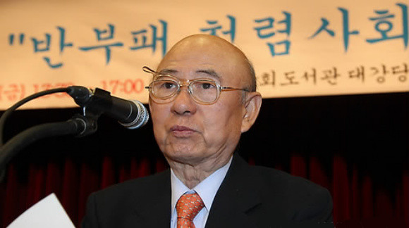 ▲ 한나라당 국책자문위원회 안응모 위원장이 18일 국회 도서관에서 열린 한나라당 국책자문위원회와 한국부패학회 주최 `반부패 청렴사회 구현방안 정책토론회'에서 축사하고 있다. ⓒ연합뉴스