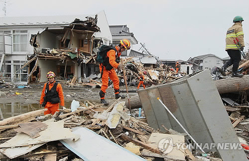 ▲ 119중앙구조단원이 지진으로 인한 쓰나미 피해지역인 일본 미야기현 센다이시에서 실종자 수색을 하고 있다.ⓒ연합뉴스