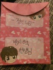 ▲ 데이비드 오와 노지훈의 안부를 묻는 김정인의 편지(좌)와 기타를 치고(?) 있는 김정인의 모습(우).  ⓒ 방시혁 트위터