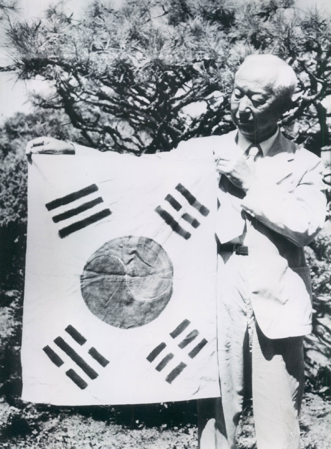 ▲ 1950년 6.25 한달뒤 7월21일 미군이 찍은 사진. 당시 사용하던 태극기를 들고 있는 이승만 대통령. 이 사진은 아직까지 처음 발견된 것으로 알려져있다.