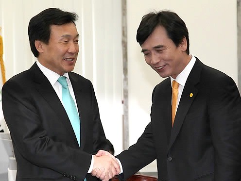 ▲ 민주당 손학규 대표가 22일 국회 대표실을 방문한 국민참여당 유시민 신임 대표와 악수하고 있다. ⓒ연합뉴스