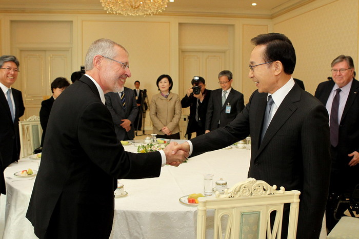 ▲ 이명박 대통령이 22일 청와대를 예방한 글렌 다이거 국제물협회 회장(왼쪽)과 악수하고 있다.ⓒ청와대 제공