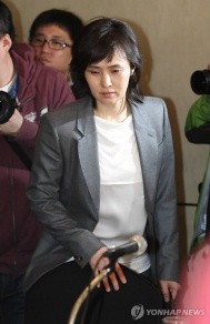 ▲ 지난 2007년 학력위조 사건 등으로 세상을 떠들썩하게 했던 신정아 씨가 22일 오전 자전적 에세이 '4001' 출간 간담회를 갖기 위해 서울 소공동 롯데호텔 간담회장으로 들어서고 있다.  ⓒ 연합뉴스