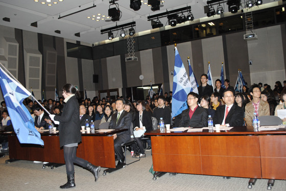 ▲ 2011 한국대학생포럼 비전선포식. 50여개 대학지부 기수들이 입장하고 있다.ⓒ뉴데일리