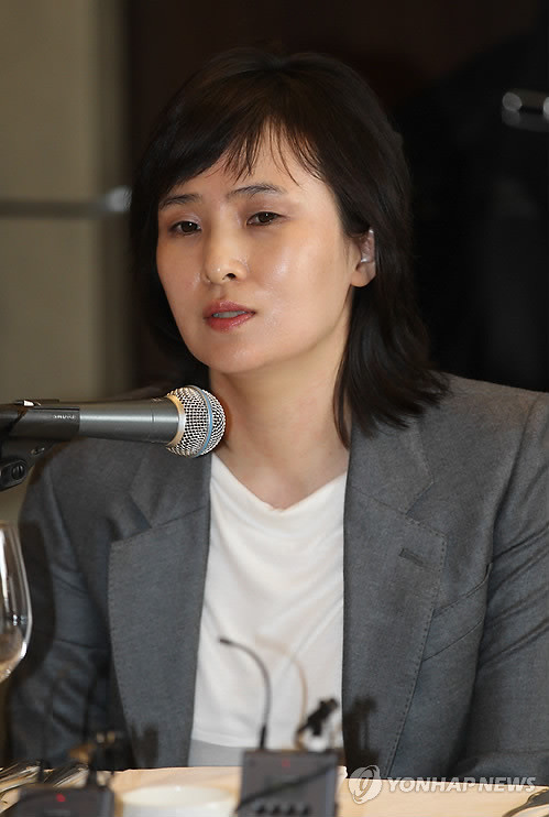 ▲ 신정아씨가 지난 22일 자신의 자서전 4001 출판기념회를 열고 기자회견에 임하고 있다. ⓒ 연합뉴스