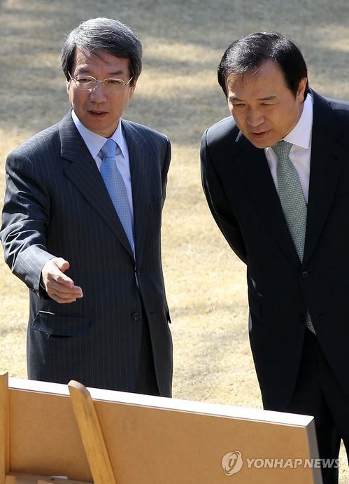 ▲ 4월 분당을 보궐선거 문제로 불편한 관계에 있는 정운찬 동반성장위원장(왼쪽)과 임태희 청와대 대통령 실장이 23일 청와대 녹지원에서 제주사진전을 함께 관람하고 있다ⓒ연합뉴스