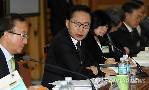 ▲ 이명박 대통령이 23일 국립산림과학원에서 열린 국가경쟁력강화위원회 회의에서 인사말을 하고 있다ⓒ연합뉴스