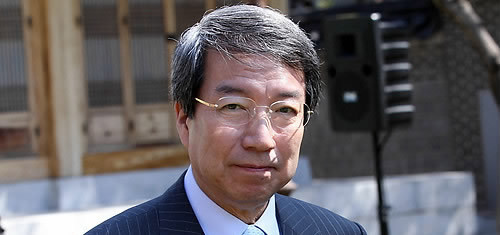 ▲ 23일 오전 청와대에서 열린 제주 세계7대 자연경관 선정 범국민추진위 명예위원장 추대행사에서 정운찬 동반성장위원장이 한 곳을 응시하고 있다.ⓒ연합뉴스