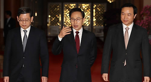 ▲ 국무회의에 참석하는 (좌측부터) 김황식 총리, 이명박 대통령, 임태희 실장ⓒ 연합뉴스