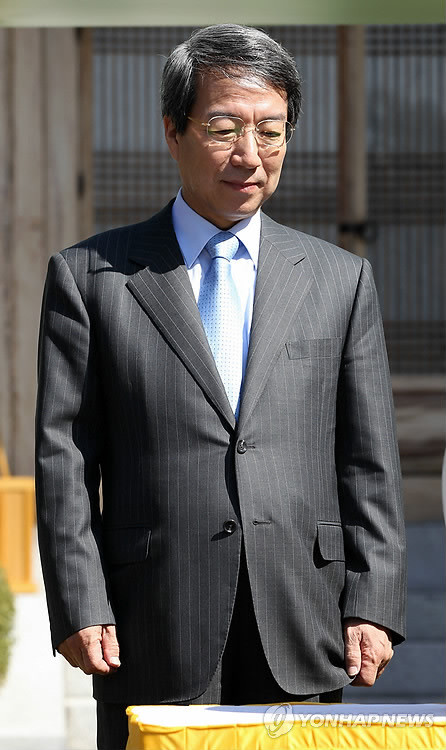 ▲ 23일 오전 청와대에서 열린 제주 세계7대 자연경관 선정 범국민추진위 명예위원장 추대행사에서 정운찬 동반성장위원장이 생각에 잠겨 있다.ⓒ연합뉴스