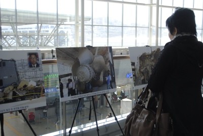 ▲ 23일 오후 서울역 3층 대합실에서 '천안함 1주기 추모 사진전'을 찾은 시민이 전시된 사진을 바라보고 있다.ⓒ뉴데일리