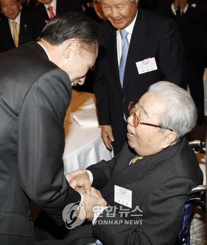 ▲ 이명박대통령이 2008년 도쿄 국제호텔서 민단 고문 이희건씨를 만났을때.