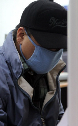 ▲ 대북전단 보수단체 간부의 모친 살해범 구모씨가 24일 오후 서울 강북경찰서에서 조사를 받고 있다.ⓒ 연합뉴스