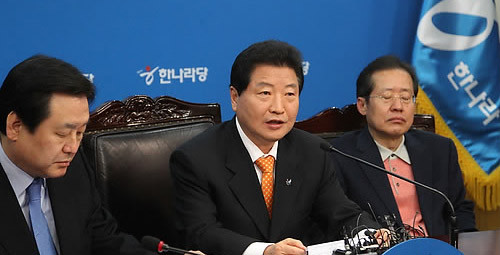 ▲ 한나라당 안상수 대표가 24일 여의도 한나라 당사에서 열린 최고위원회의에서 천안함 사태 1주년 사태와 관련해 발언하고 있다. ⓒ연합뉴스