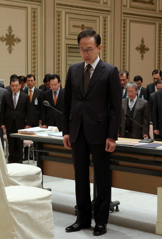 ▲ 이명박 대통령이 25일 청와대 확대비서관회의에서 천안함 피격 1주기를 맞아 46용사의 죽음을 애도하며 묵념을 하고 있다ⓒ청와대 제공