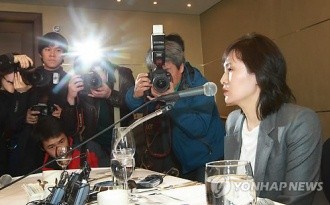 ▲ 신정아씨가 22일 자전적 에세이집 출판기념회에서 기자회견을 갖고 질의응답하고 있다.  ⓒ 연합뉴스