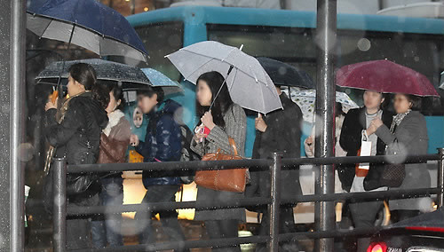 ▲ 봄비가 내린 24일 퇴근길 시민들이 버스 정류장에서 버스를 기다리고 있다 ⓒ 연합뉴스