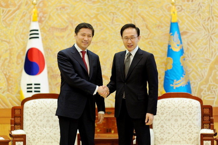 ▲ 이명박 대통령이 25일 청와대에서 바트볼드 몽골 총리와의 환담에 앞서 악수하고 있다ⓒ청와대 제공