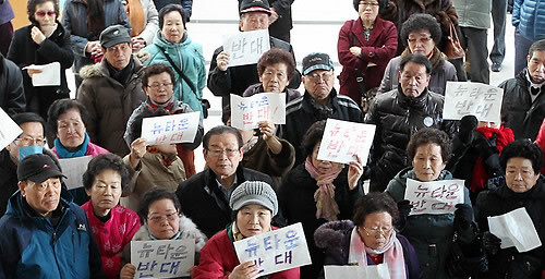 ▲ 3일 의정부 뉴타운 반대 주민들이 사업 철회를 요구하고 있다. ⓒ 연합뉴스