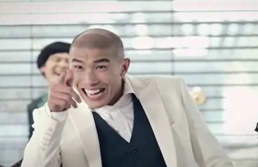 ▲ 축구선수 차두리가 부른 모 제약회사 CM송 '간때문이야'가 네티즌들 사이에서 화제다.ⓒ해당 영상 캡처