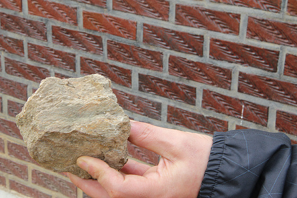 ▲ 연천군 백학면 구미리 이 모씨 집 옆 시추공을 통해 지하에서 꺼낸 돌멩이. 무언가에 깨진 모양이 확연하다.ⓒ