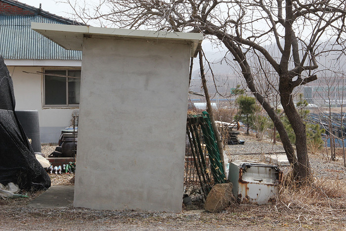 ▲ 이 모씨 야외 화장실이 크게 기울어있다.