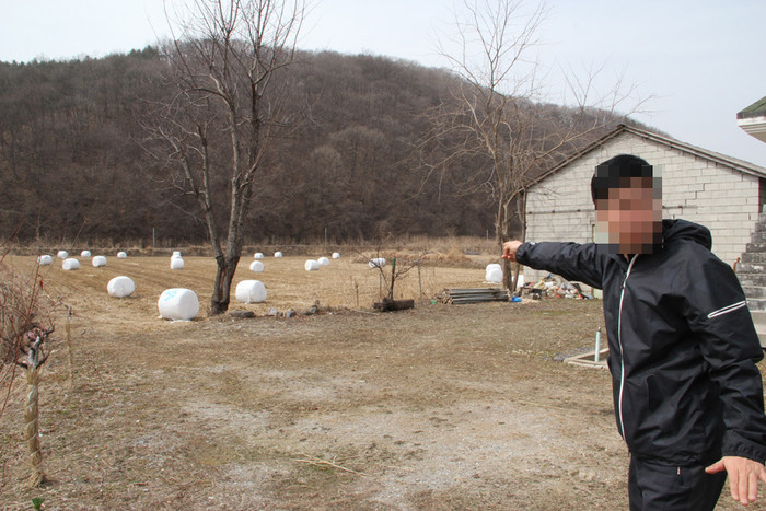 ▲ A씨가 땅굴 시추지점 옆 논을 가리키며 90년대 갑자기 바람이 솟아오른 곳이라고 했다.