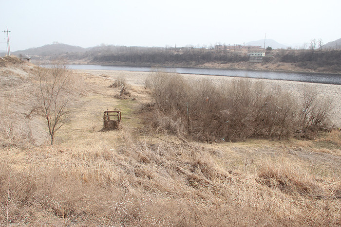 ▲ 박찬성, 이창근 씨등이 임진강변을 절개해 지하 40여미터 아래에서 땅굴을 발견했던 현장. 시추 후에 잠수부가 들어가 확인한 이 모씨 집으로부터 남동쪽으로 500~600m남쪽이다. 가운데 철제 구조물은 절개하기전 구멍을 뚫고 승강기를 설치했던 장비이다.