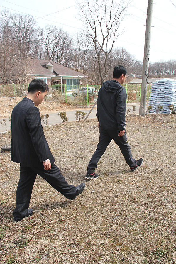 ▲ A씨(오른쪽)가 김진철목사와 함께 지하땅굴에서 걸어간 방향을 재연하고 있다.