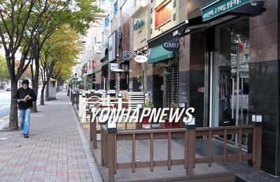▲ 불법 용도변경으로 거리로 테라스를 만든 경기 성남시 분당 카페 거리 ⓒ 연합뉴스