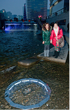 ▲ 서울 청계광장의 명물 팔석담에 행운의 동전을 던지는 일본인 관광객 ⓒ 뉴데일리