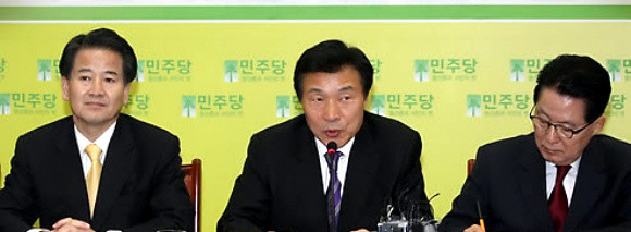 ▲ 손학규 민주당 대표는 28일 최고위원회의에서 