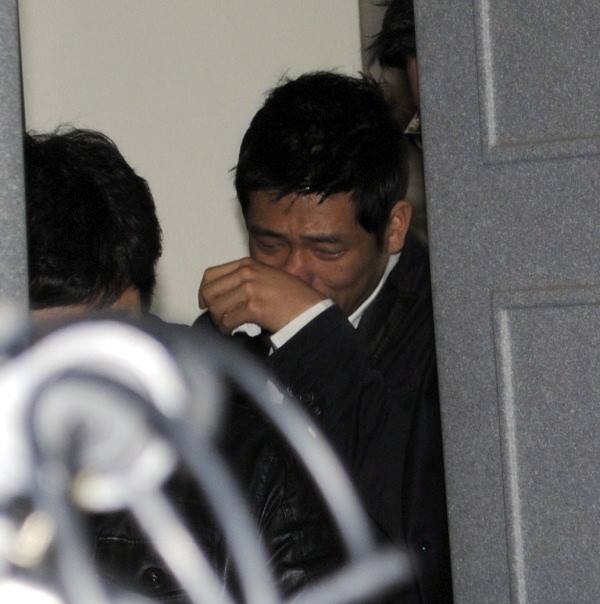 ▲ 28일 눈물을 흘리며 서울중앙지법 공판장을 빠져 나가고 있는 MC몽.  ⓒ 뉴데일리