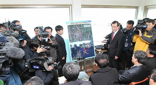 ▲ 동남권 신공항 입지평가위원들이 25일 후보지인 경남 밀양시 하남읍 전망대에 도착해 브리핑을 듣고 있다. ⓒ연합뉴스