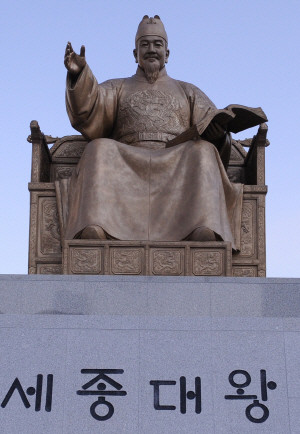 ▲ 30일 세척작업을 앞둔 광화문 세종대왕 동상 ⓒ 서울시