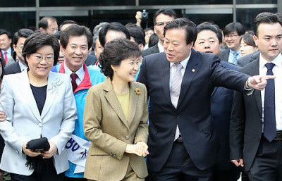 ▲ 한나라당 박근혜 전 대표가 29일 강릉문화예술회관에서 열린 당 평창동계올림픽 유치특위 회의에 참석한 뒤 지지자들의 환호 속에 실내빙상장으로 향하고 있다. ⓒ 연합뉴스