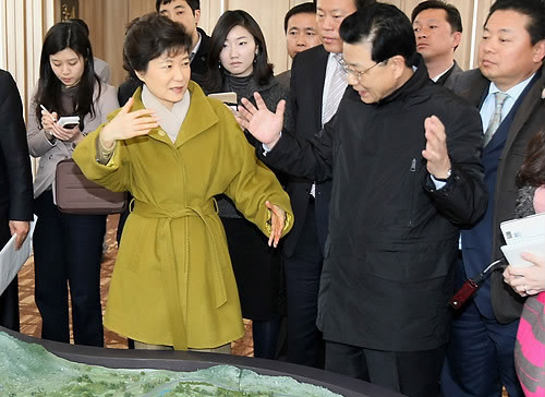 ▲ 한나라당 박근혜 전 대표가 29일 강원 평창군 알펜시아리조트를 찾아 김진선 동계특위위원장에게서 경기장 시설에 대한 설명을 듣고 있다. ⓒ연합뉴스