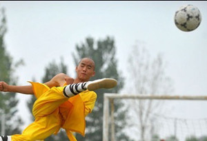 ▲ 소림사 소속의 타거우(塔沟)무술학교 학생들이 축구 경기를 하고 있다.ⓒ온바오닷컴 캡처