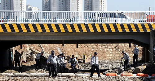 ▲ 경찰이 실종된 여교사에 대한 단서를 찾기 위한 수색을 하는 모습 ⓒ 화성동부서 제공