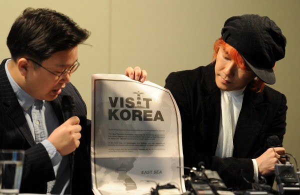 ▲ 미국 뉴욕타임스에 게재된 '비지트 코리아' 광고를 들어 보이고 있는 김장훈(우측)과 서경덕 성신여대 교수.  ⓒ 노용헌 기자