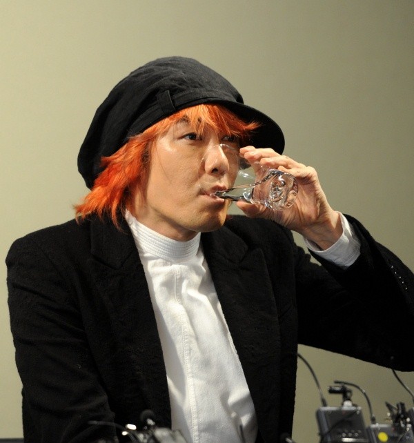 ▲ 기자회견 중 물을 마시고 있는 김장훈.  ⓒ 노용헌 기자