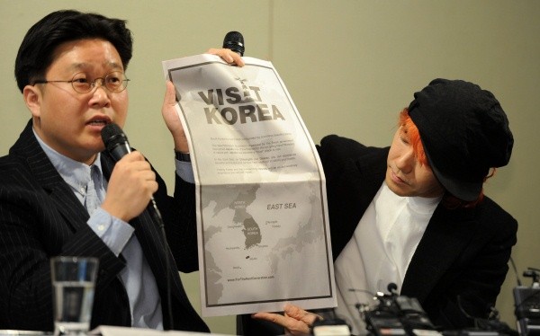 ▲ 미국 뉴욕타임스에 게재된 '비지트 코리아' 광고를 들어 보이고 있는 김장훈(우측)과 서경덕 성신여대 교수.  ⓒ 노용헌 기자
